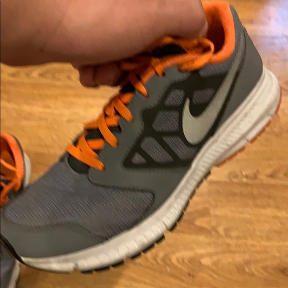 Boys Nike sz 6 shoes - Picture 2 of 4